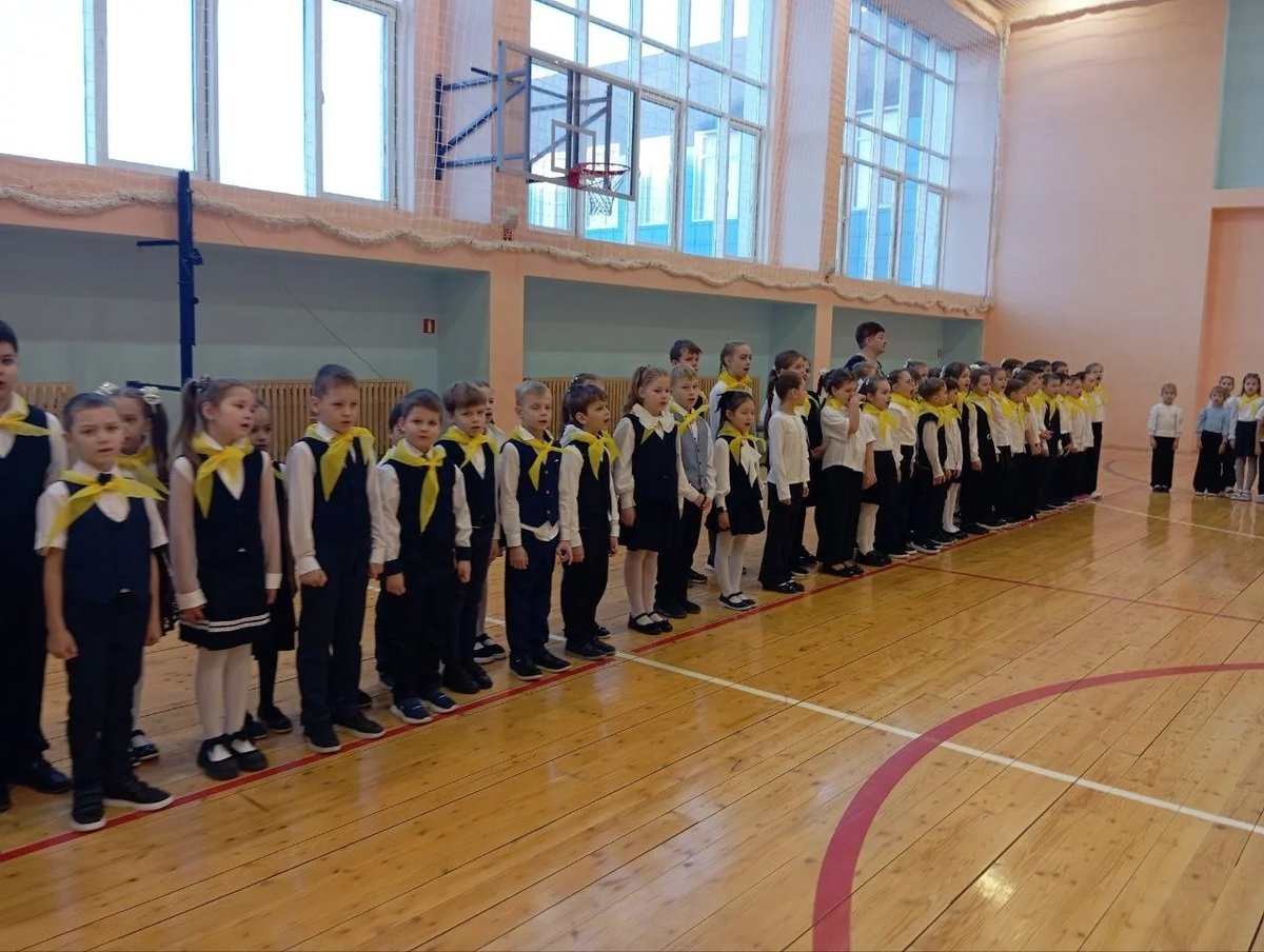 Понедельник в гимназии традиционно начался с торжественной линейки